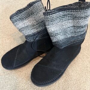 Toms Nepal Black Gray Boots Suede Leather Fleece Lined Sweater Stripe Size 6.5